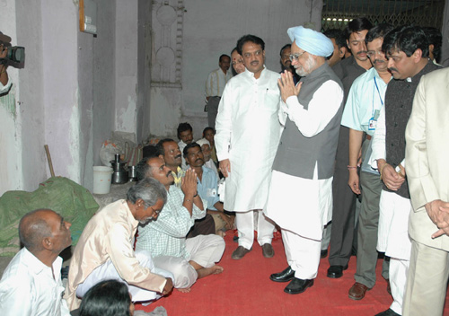 The Prime Minister, Dr. Manmohan Singh meets flood-affected people