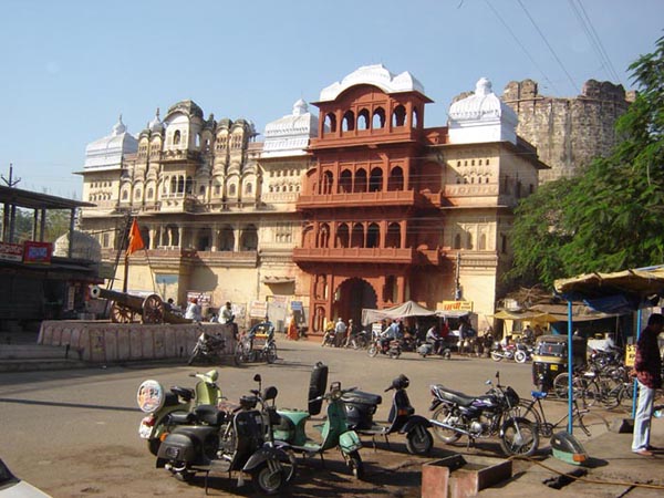 garh palace.jpg